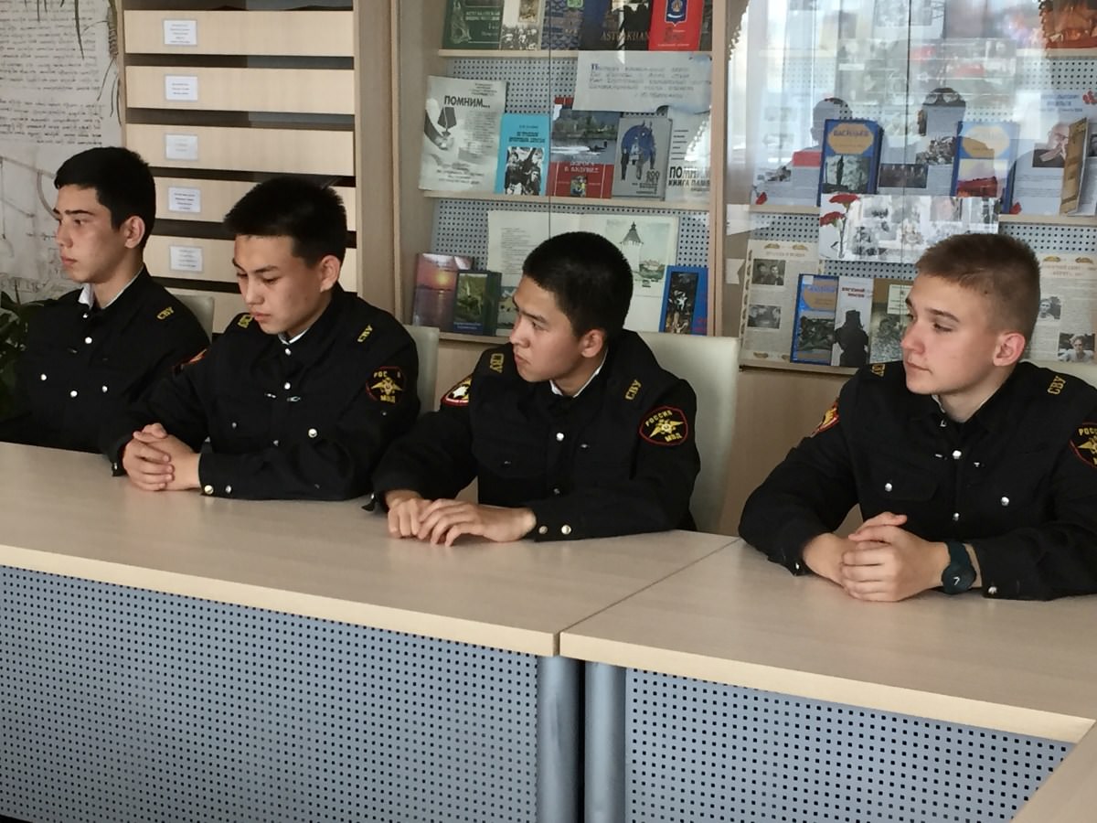 Студенты АГУ провели круглый стол для кадет Суворовского училища