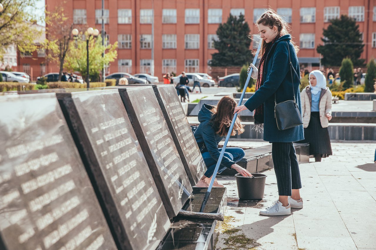 Астраханский госуниверситет вышел на общегородской субботник