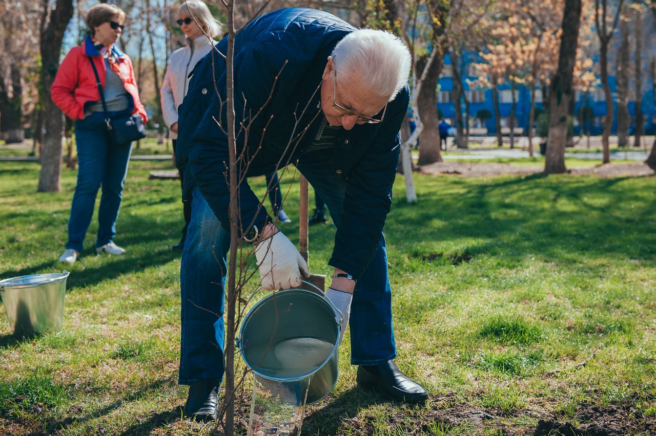 Астраханский госуниверситет вышел на общегородской субботник