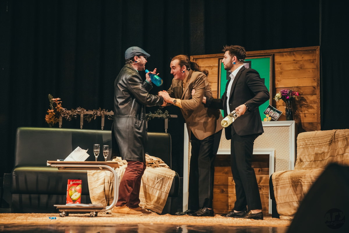 Ко Дню учителя АГУ подарил педагогам спектакль