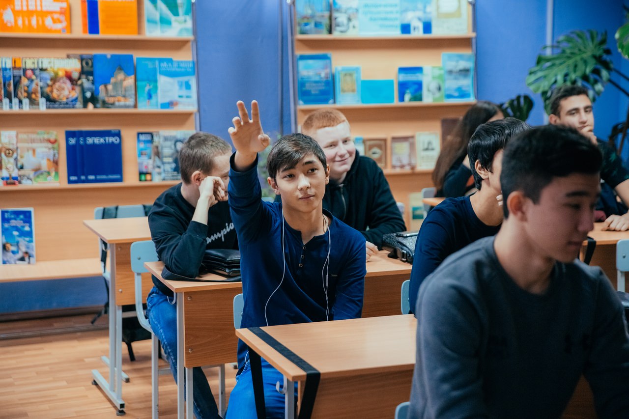 В библиотеке колледжа АГУ сыграли в «Свою игру»