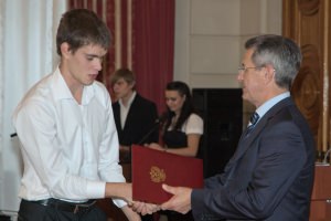 Вручение студентам АГУ сертификатов о присуждении стипендий губернатора Астраханской области