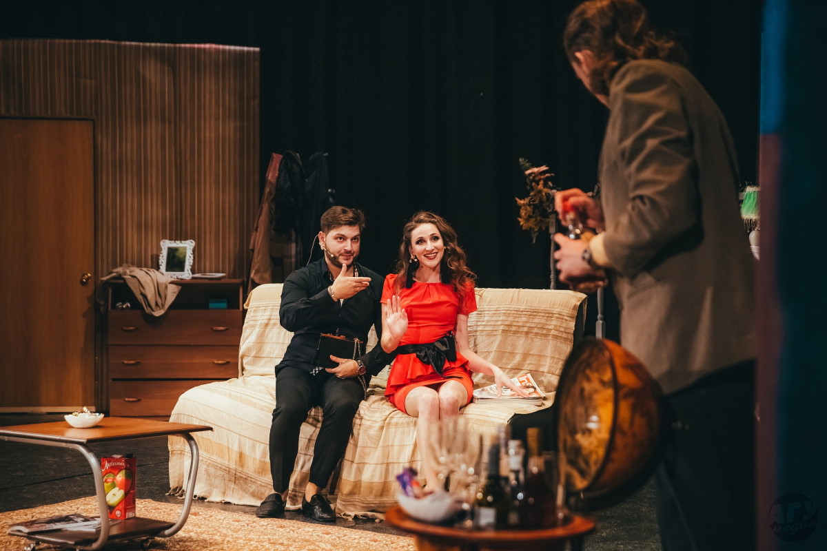 Ко Дню учителя АГУ подарил педагогам спектакль